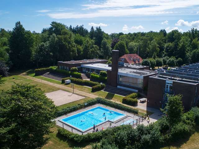  Lejrskole- og kursuscentret Christianslyst ved Sønderbrarup set bagfra med pool og haven i forgrunden