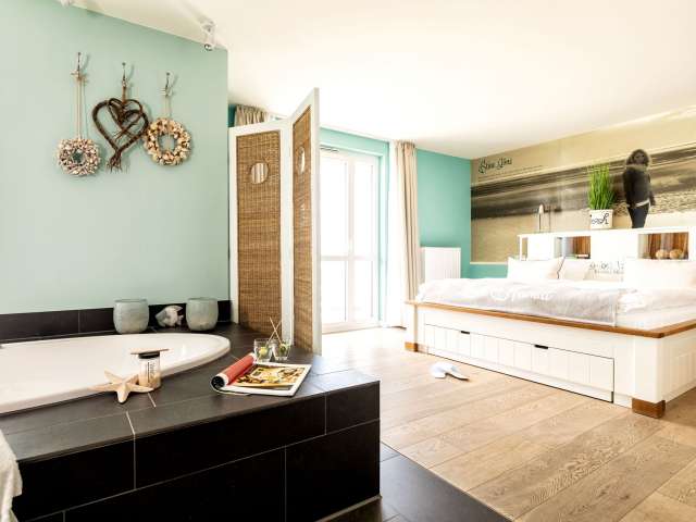 Suite med badekar midt ude i rummet på Hotel Zweite Heimat i Sankt Peter-Ording