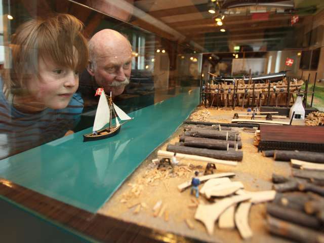 Besøgende beundrer modellen af et skibsværft på Flensburger Schifffahrtsmuseum