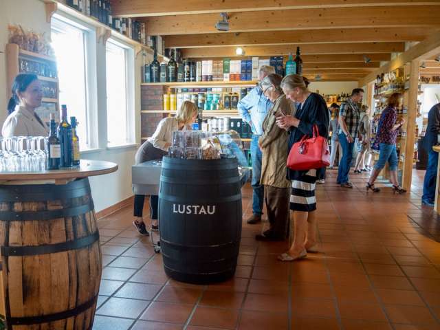Besøgende kigger på varerne i whiskybutikken på Whisky-museet i Holtbunge ved Rendsborg