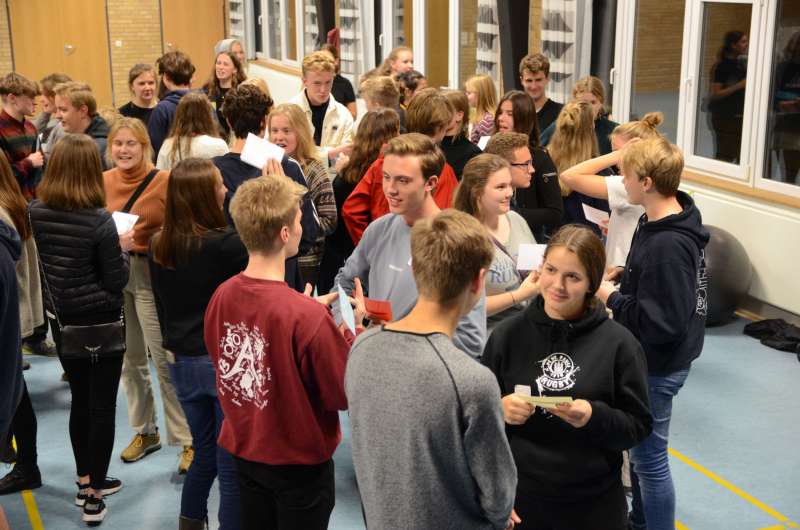 Danske og sydslesvigske elever står og snakker sammen under et besøg af Elevambassadørerne på en skole i Danmark.