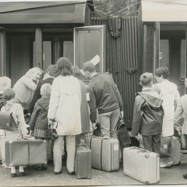 Sydslesvigske feriebørn på vej ind i toget til Danmark
