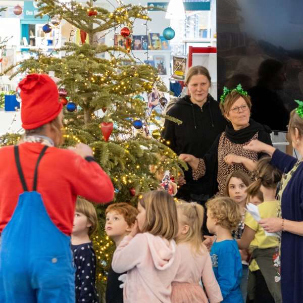 Drillesnissen  kiggede også forbi på Juletræsfesten 2023 i Flensborg