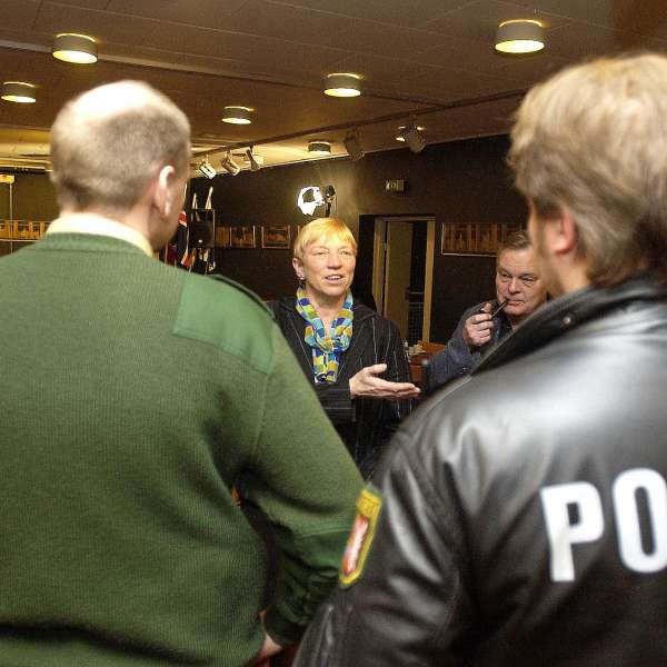 Anke Spoorendonk med politibetjente på Flensborg Bibliotek