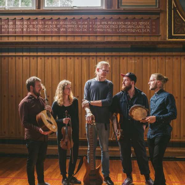 De 5 musikere fra det dansk-svenske band Tailcoat